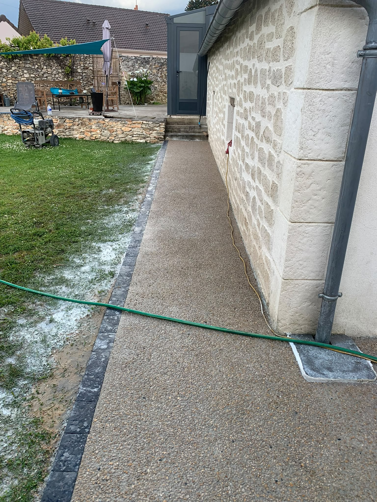 Cour en béton désactivé réalisée par SAMMaçonnerie à Tours